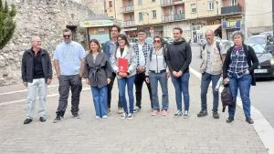 Sira Rego posa junto a integrantes de Izquierda Unida Cuéllar en una calle de Cuéllar en mayo de 2023
