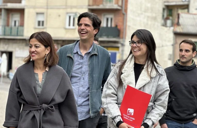 Sira Rego y Lucía Arranz caminan por una calle de Cuéllar durante la visita de mayo de 2023