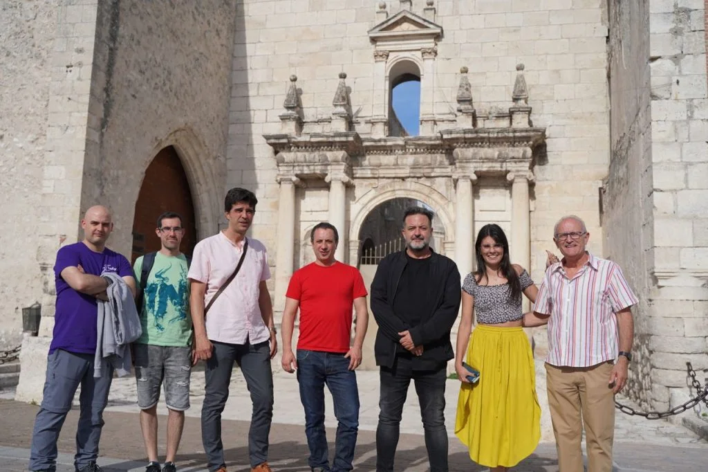 Manu Pineda posa con miembros de Izquierda Unida Cuéllar durante su visita al municipio en octubre de 2023