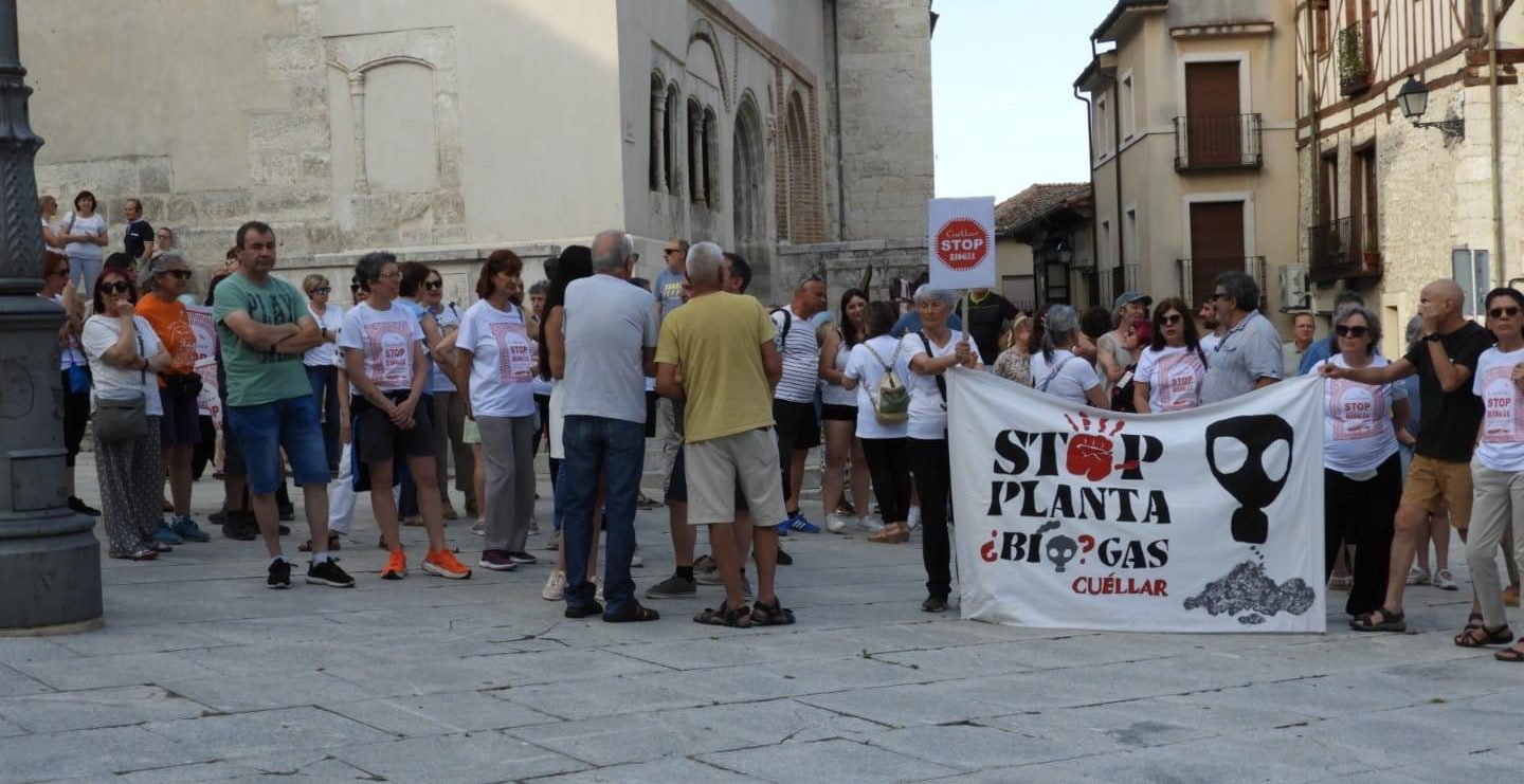 Concentración con pancartas contra las macroplantas de biogás en la plaza del Ayuntamiento de Cuéllar