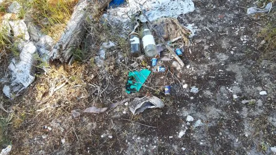 Residuos abandonados en las cañadas junto a la carretera de Bahabón, en Cuéllar