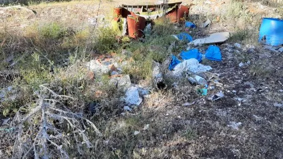 Vertido de basura en la cuneta de la carretera de Bahabón, pasado el puente sobre la autovía