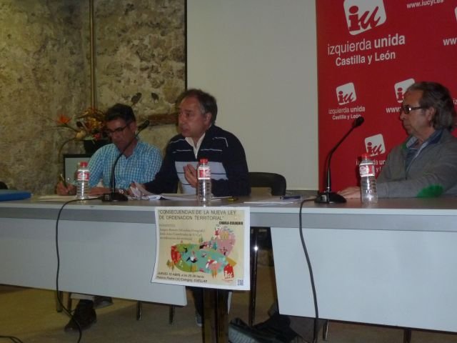 Mesa de ponentes de la charla sobre ordenación territorial celebrada en el Palacio de Pedro I de Cuéllar en abril de 2014