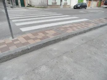 Paso de peatones sin rebaje de bordillo en la carretera de Bahabón, junto a la iglesia de San Andrés, en Cuéllar
