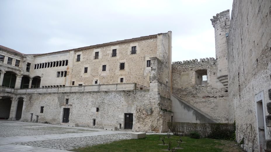 Patio de armas del castillo de Cuéllar en la actualidad