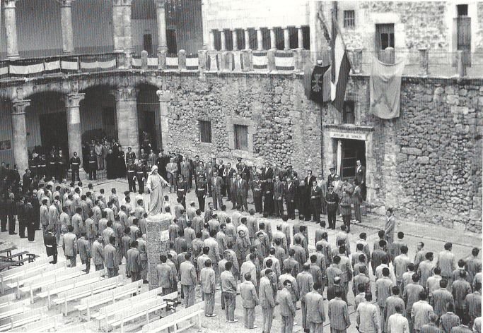 Prisioneros formando en el patio de armas del castillo de Cuéllar durante su uso como prisión franquista